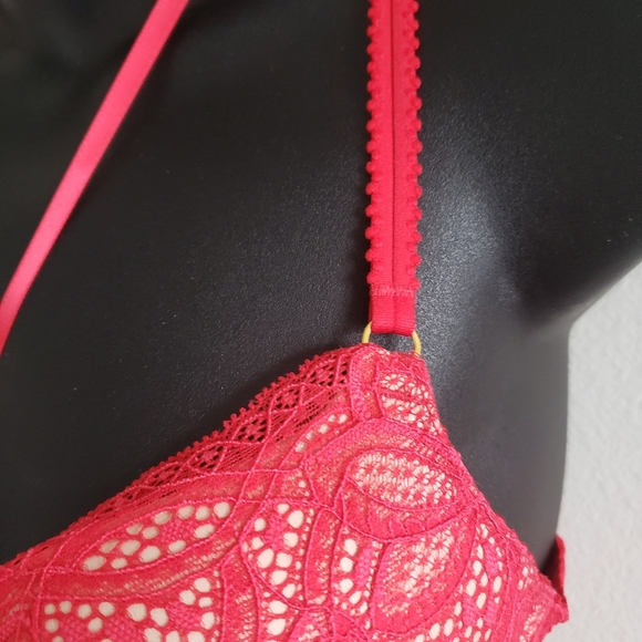 Victoria's Secret red bra set for Valentine's day - Picture 4 of 9
